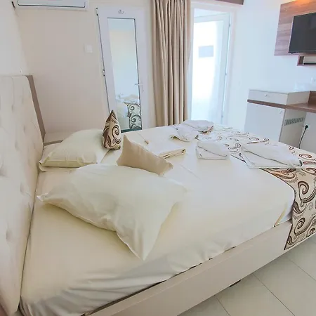 Jijo's 3* Mamaia