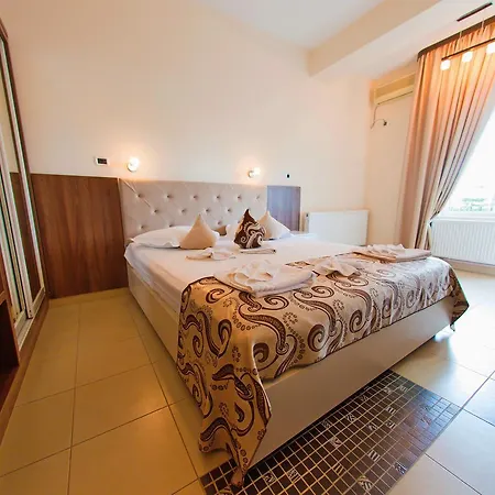 Jijo's 3* Mamaia